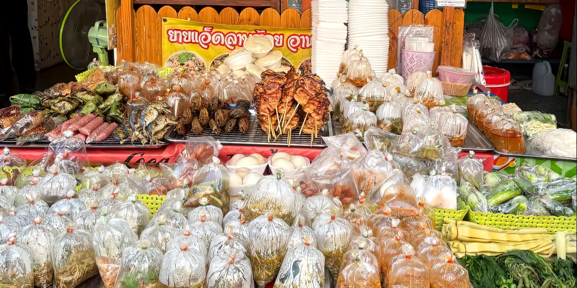ยายแอ๊ดลาบก้อย อาหารตามสั่ง